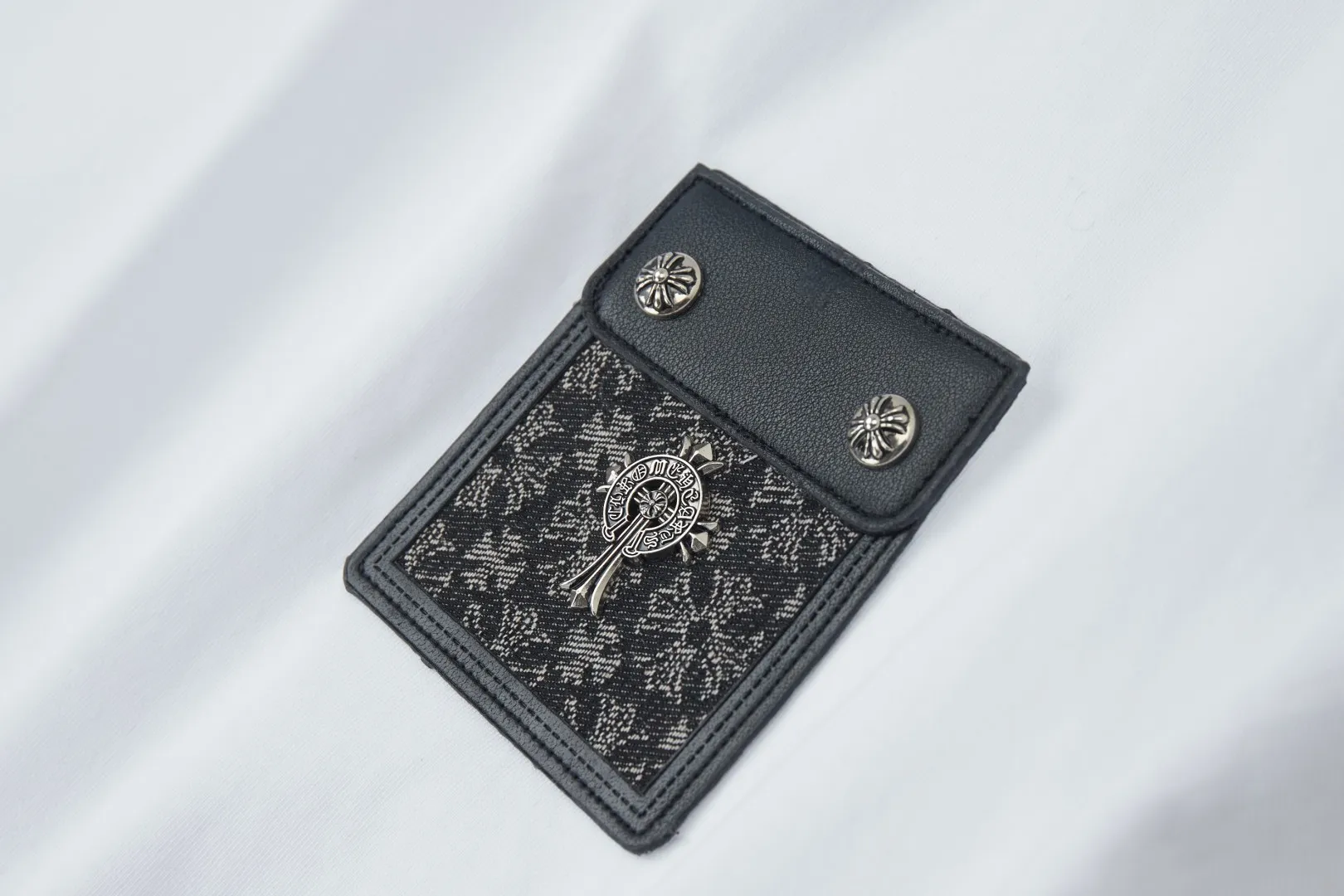 🅿️220 ✨CH✨🆕25SS spring and summer new style Crow Heart ✝ frame logo embroidered leather label short sleeves Light luxury essential item for daily commuting for men and women Correct version Welcome to compare Detailed features · 260g 100% pure cotton double yarn jersey fabric · Special thickened 32 pieces of double-strand 1X1 thread in the same vat · Double needle stitching and cross-stitching technology · Original main mark, washed tag, branded moisture-proof paper packaging Color: White/Black/ Size: S/M/L/XL